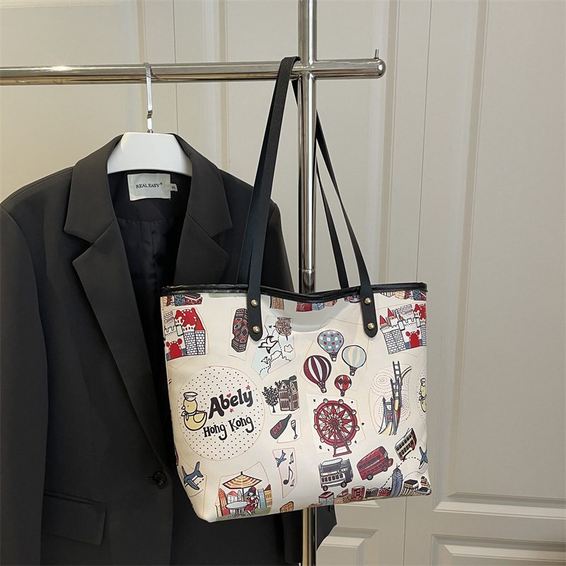 Bolso tote con asa superior de gran capacidad con estampado graffiti view 2