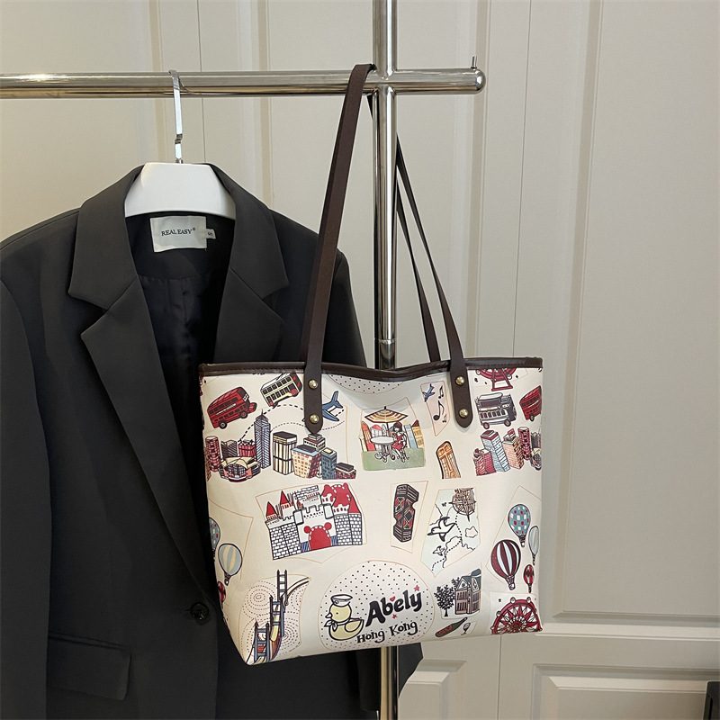 Bolso tote con asa superior de gran capacidad con estampado graffiti view 3