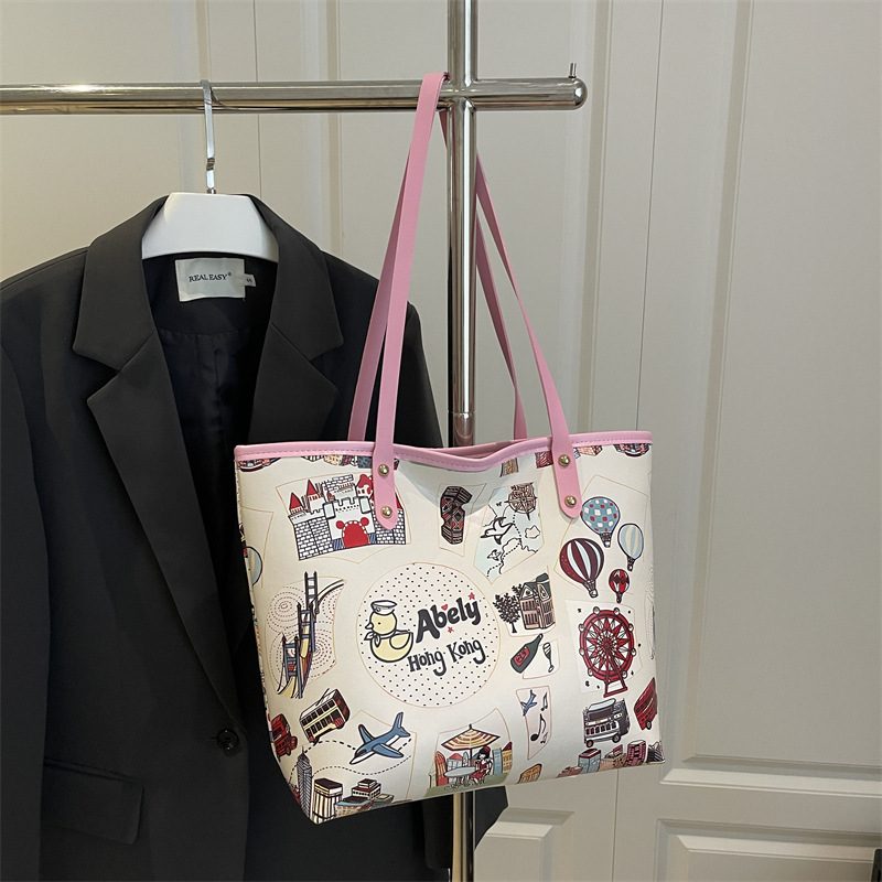 Bolso tote con asa superior de gran capacidad con estampado graffiti view 4