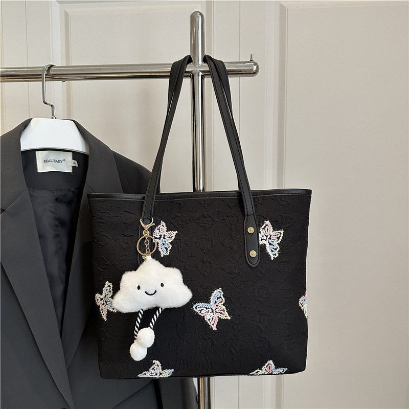 Große Schultertasche mit besticktem Schmetterling view 2