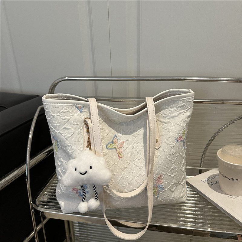 Große Schultertasche mit besticktem Schmetterling view 3
