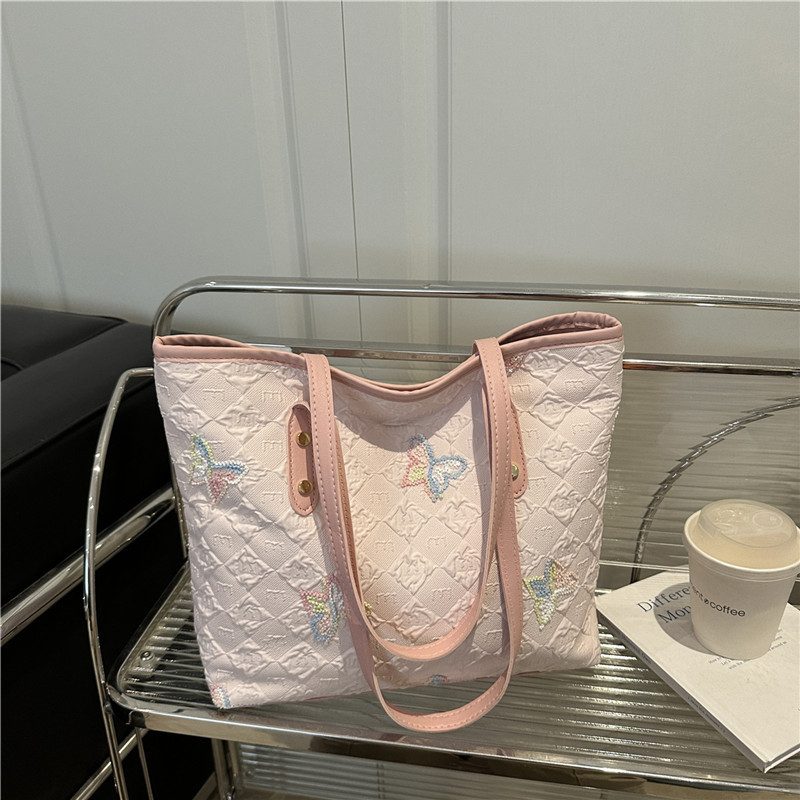 Große Schultertasche mit besticktem Schmetterling view 4