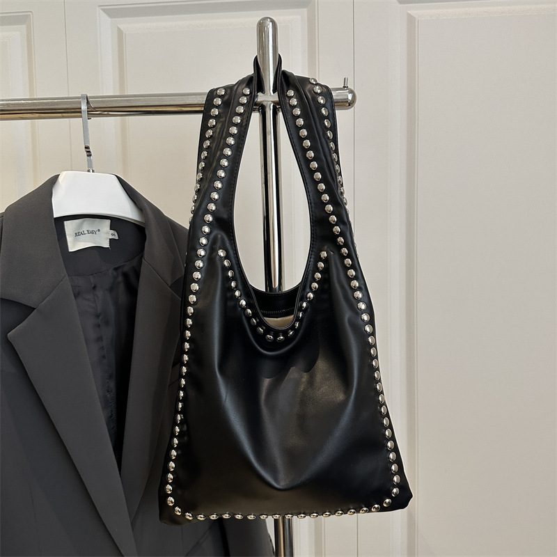 Nieten-Moto-Schultertasche view 3