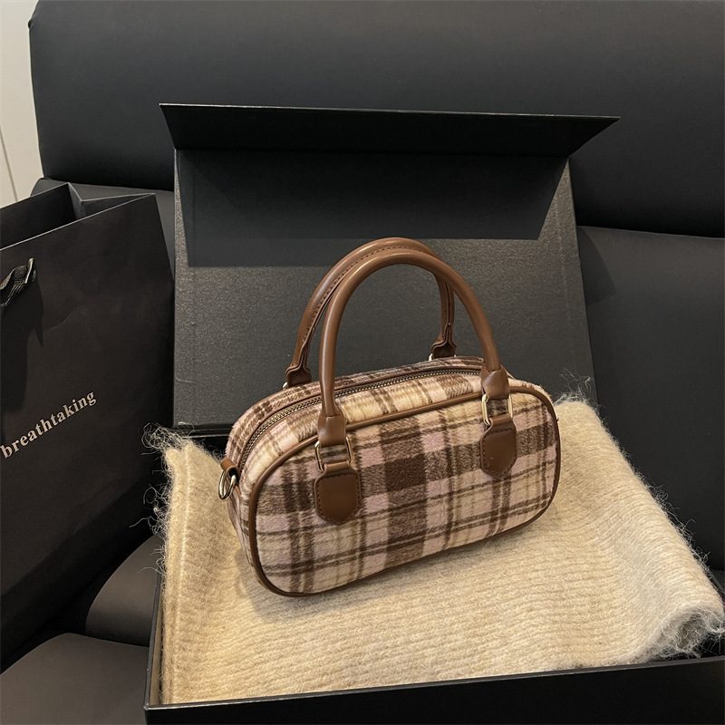Sac à bandoulière à carreaux automne 2025, petit sac tendance et élégant, nouveau modèle à porter à la main, sac à bandoulière mode pour femme view 2