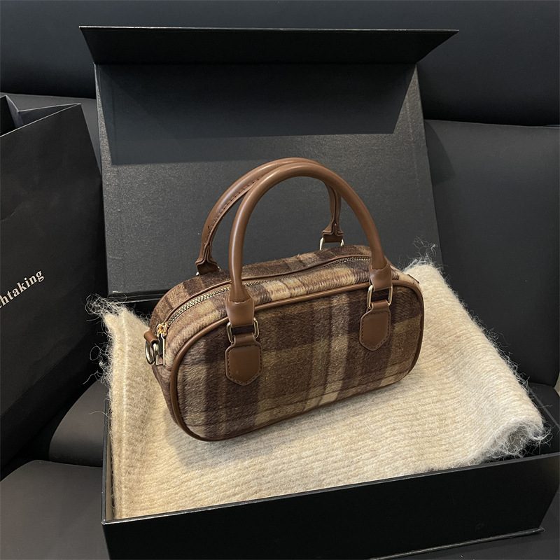 Sac à bandoulière à carreaux automne 2025, petit sac tendance et élégant, nouveau modèle à porter à la main, sac à bandoulière mode pour femme view 4