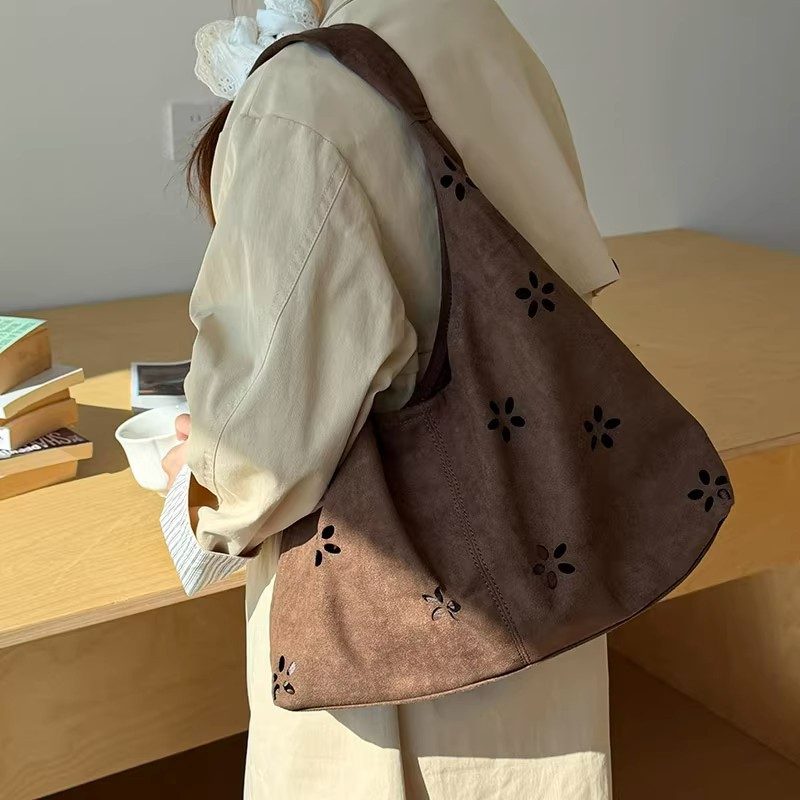 Schultertasche aus Wildleder mit Blütenblatt-Ausschnitten view 2