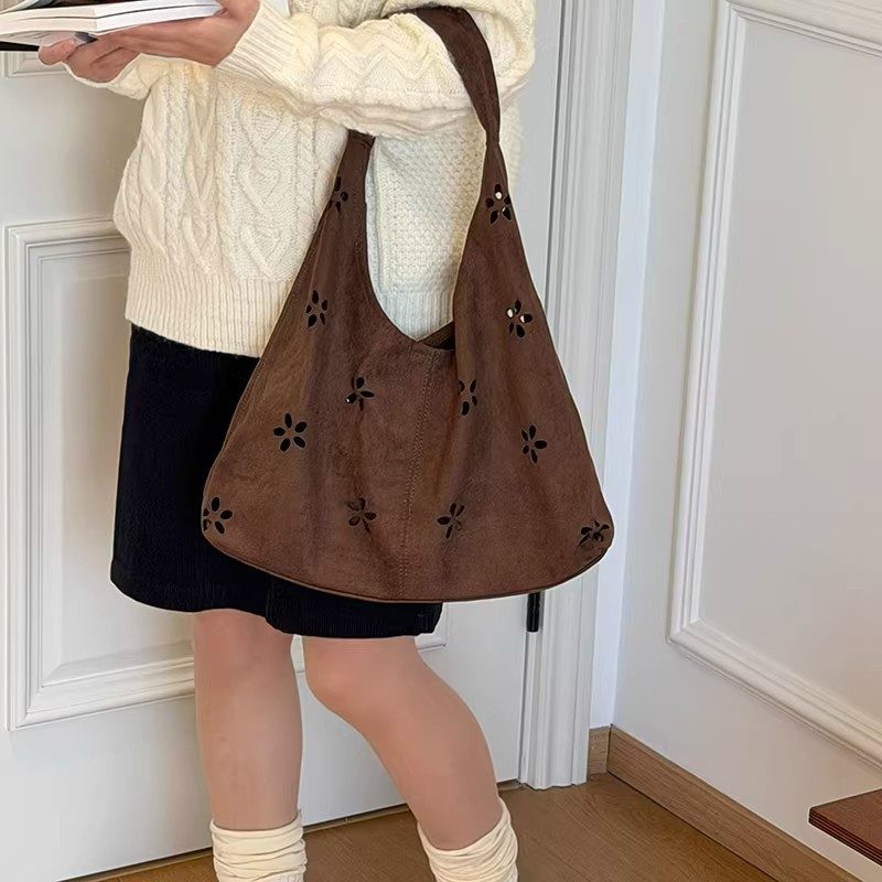 Schultertasche aus Wildleder mit Blütenblatt-Ausschnitten view 4