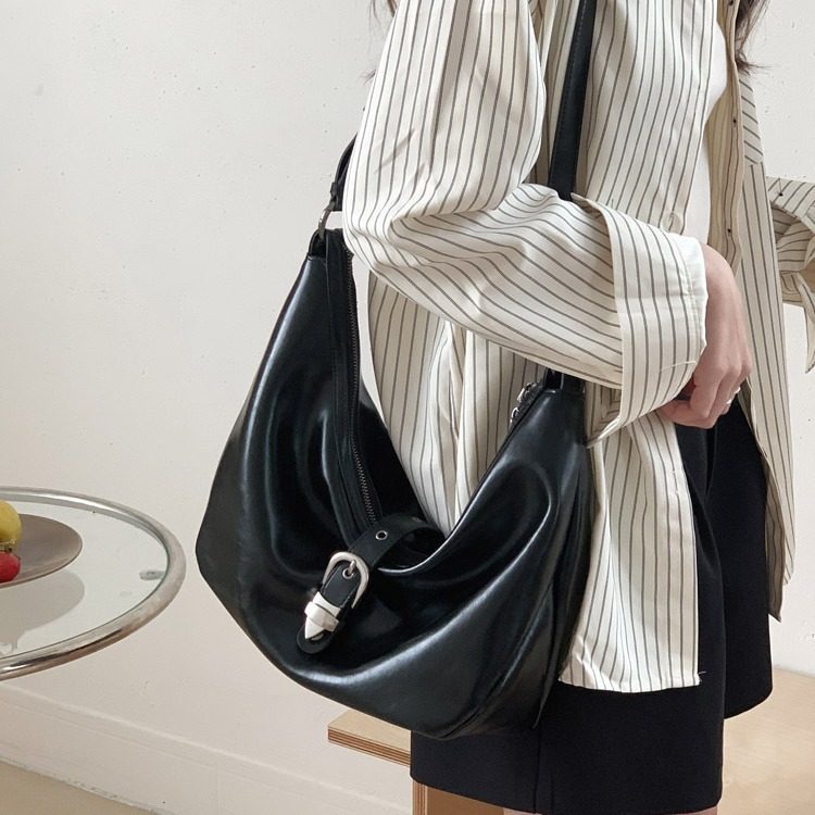 Sac cabas en cuir avec boucle métallique porté épaule view 2