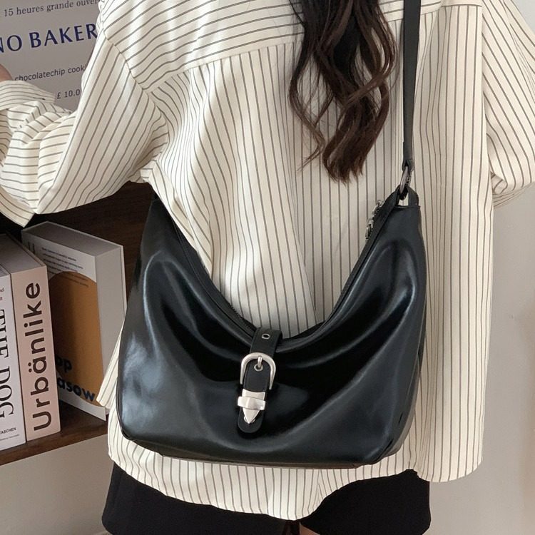 Sac cabas en cuir avec boucle métallique porté épaule view 4