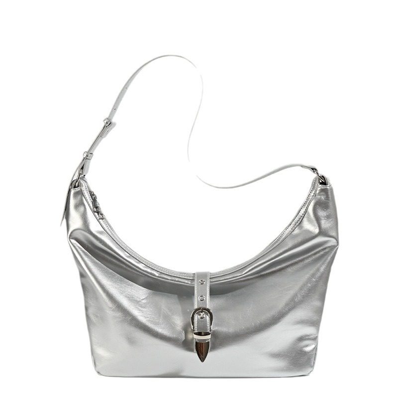 Sac cabas en cuir avec boucle métallique porté épaule view 5