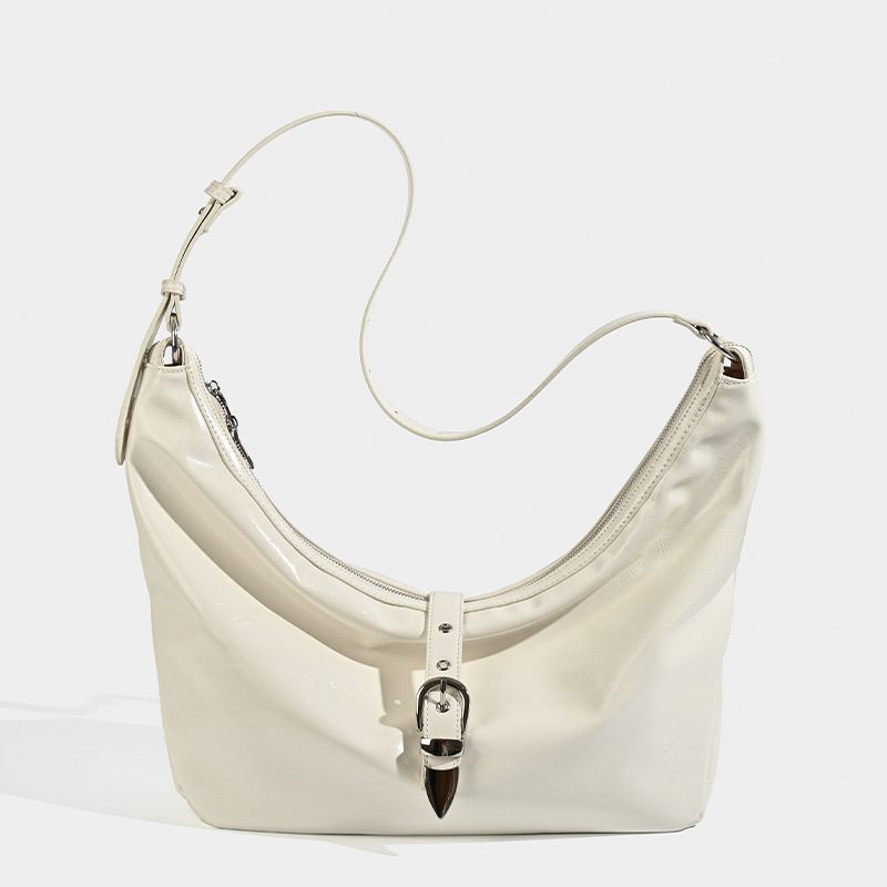 Sac cabas en cuir avec boucle métallique porté épaule view 6