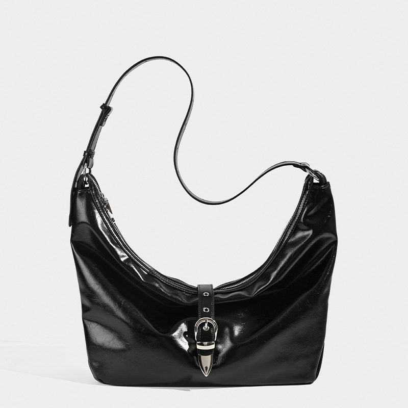 Sac cabas en cuir avec boucle métallique porté épaule view 7