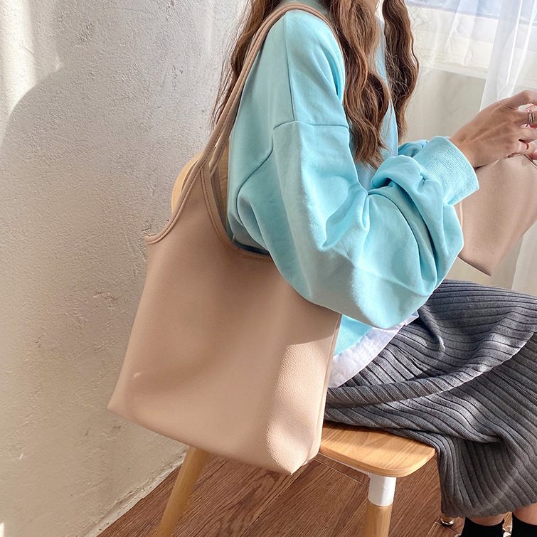 Set Tas Tote Kulit Lembut Minimalis view 3