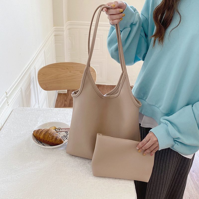 Set Tas Tote Kulit Lembut Minimalis view 4