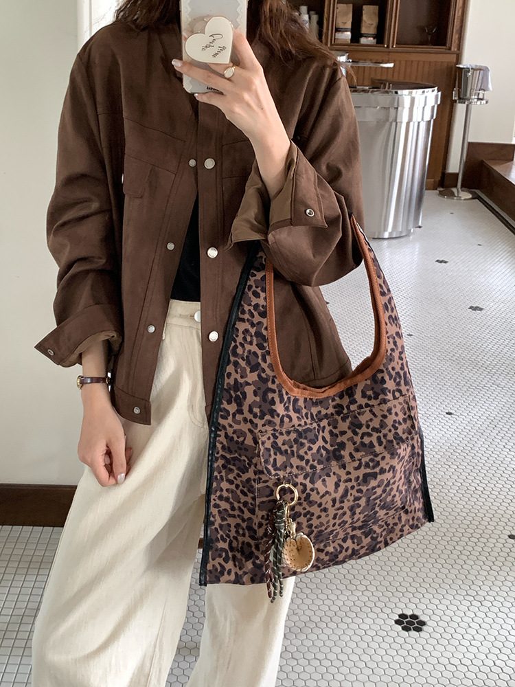 Tas Tote Besar Kanvas Motif Macan Tutul Wanita view 2