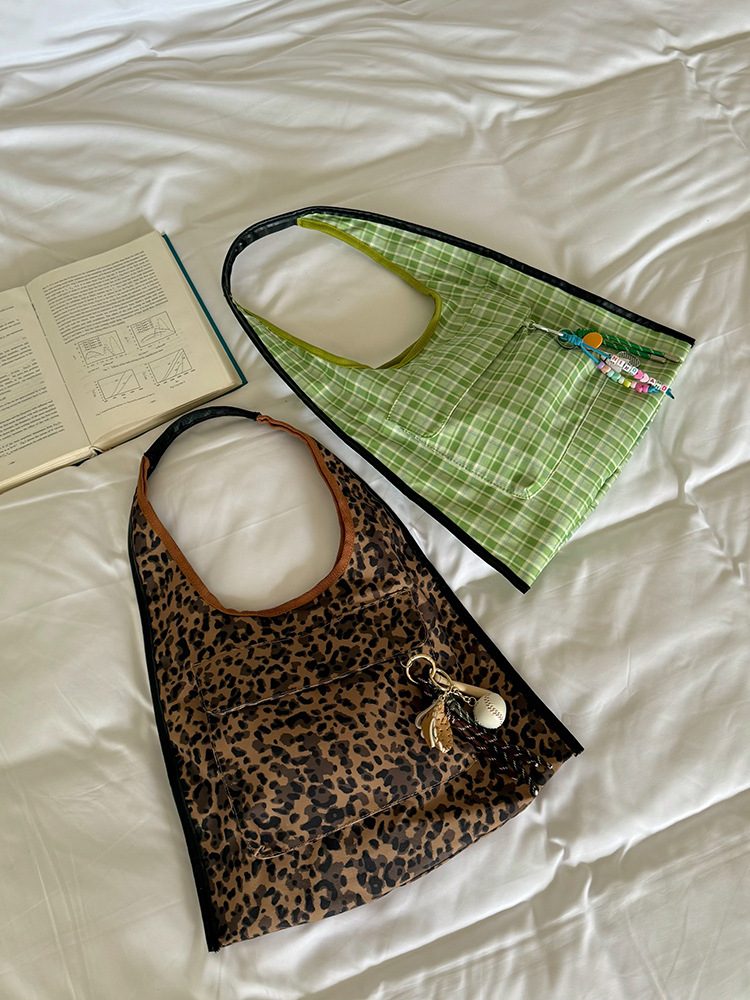 Tas Tote Besar Kanvas Motif Macan Tutul Wanita view 5